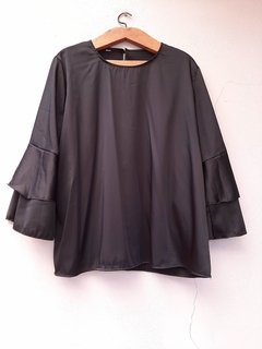 Blusa negra manga 3/4 con volados