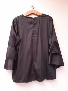 Blusa negra manga 3/4 con volados - comprar online