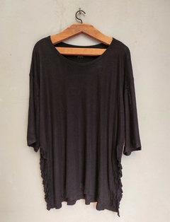 Remera con tajos y volados - Clara Ibarguren