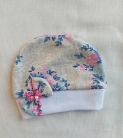 Gorrito con moño floreado