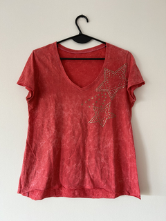 Remera batik con tachas