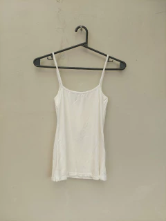 Musculosa blanca en internet