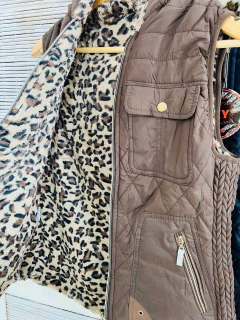 Chaleco inflable con piel animal print CON CAPUCHA - comprar online