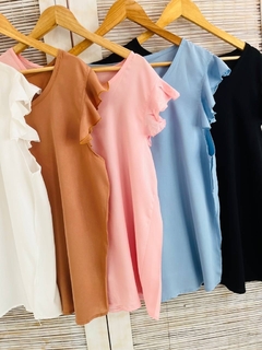 Musculosa fibrana lisa con volados TALLE ESPECIAL