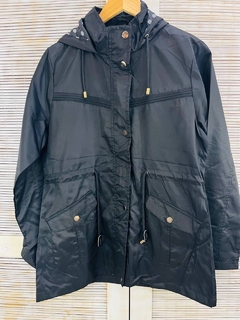 Campera impermeable con cinto en internet