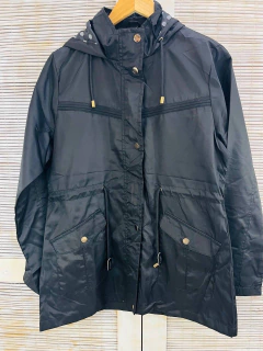 Campera impermeable con cinto en internet