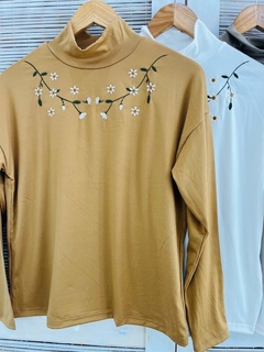 Media polera modal con bordado en cuello (T. Aprox: M/L) - comprar online