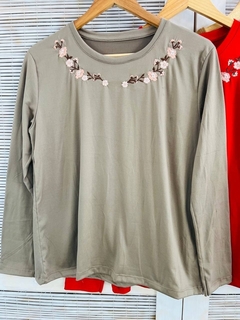 Remera modal soft con cuello bordado (T. Aprox: M/L)