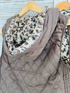 Chaleco inflable con piel animal print CON CAPUCHA en internet