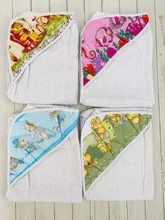Toallón bebé con dibujo en capucha