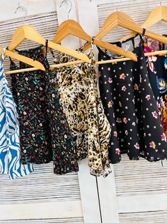 Musculosa fibrana cuello alto con botón (T. Aprox: M) - comprar online