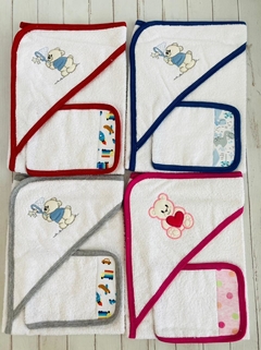 Toallón bebé con babita y aplique - comprar online