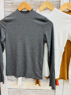 Remera morley rulete cuello alto (T. Aprox M) - comprar online