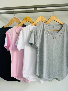 Remera mangas cortas con florcitas bordadas (T. Aprox: M)