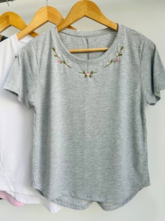 Remera mangas cortas con florcitas bordadas (T. Aprox: M) - comprar online