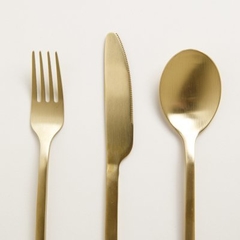 SET X 3 UTENSILIOS DE MESA DORADOS 20CM en internet