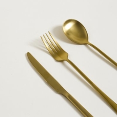 SET X 3 UTENSILIOS DE MESA DORADO 22 CM en internet