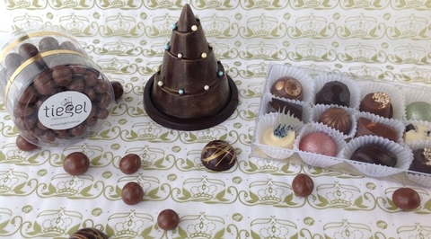 Arbolito Navideño relleno de Almendras bañadas -160grs- - comprar online