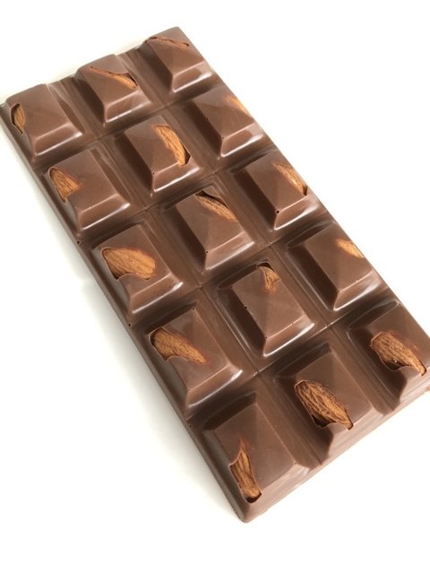 Tableta de chocolate con leche con almendras - Tiegel Chocolatier
