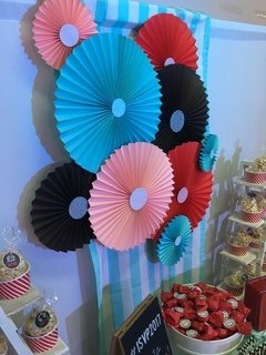 Rosetones de papel con detalle temático en internet