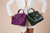 Modelo com duas bolsas de pirarucu