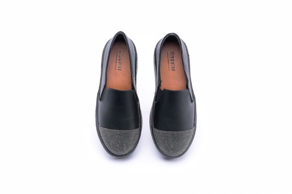 Sapatênis slip on em couro e mini strass