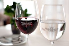Taça de vinho tinto - Coleção Insetos da Sorte - Joana Stickel - comprar online