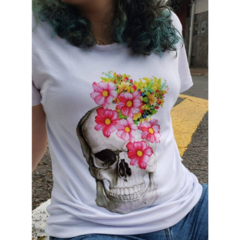 Camiseta feminina estampa caveira e flores na internet