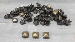 TACHA ( art 3638 ) cuadrada piramidal de 12 mm - color BRONCE VIEJO x 1000 unidades - MATERIAL BRONCE ( NO OXIDA )