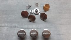 BOTON DE JEAN PLANO - med 17 mm - ( Art 12-3807 ) CON LOGO X 1000 UNID.