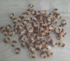 BOTON DE POLIESTER - Medida 18 ( 11 mm ) - CON LOGO - x 10.000 unid.