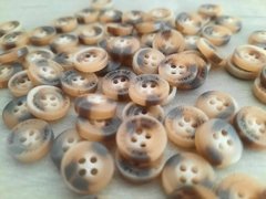 BOTON DE POLIESTER - Medida 44 ( 28 mm ) - CON LOGO - x 1.000 unid. - comprar online