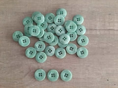 BOTON DE POLIESTER - Medida 28 ( 18 mm ) - CON LOGO - x 3.000 unid. en internet