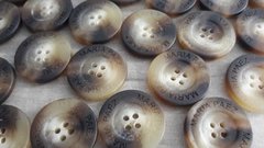 BOTON DE POLIESTER - Medida 18 ( 11 mm ) - CON LOGO - x 10.000 unid. - tienda online