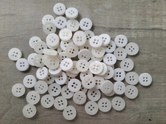 BOTON DE POLIESTER - Medida 18 ( 11 mm ) - CON LOGO - x 10.000 unid.