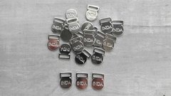 chapita con logo - Medida 15 mm de diametro CON PASACINTA x 1000 unidades - comprar online
