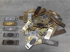 chapita con logo - Medida 35 x 10 mm x 1000 unidades - GRUPO AVIOS