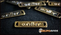 chapita con logo - Medida 35 x 10 mm x 1000 unidades