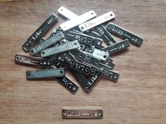 chapita con logo - Medida 30 x 6 mm x 1000 unidades - GRUPO AVIOS