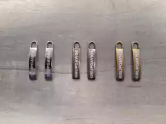 Tiracierre de metal ( art 20648 ) CON LOGO x 1000 unidades - SISTEMA LASER
