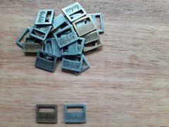 chapita con logo - Medida 15 mm de diametro CON PASACINTA x 1000 unidades - tienda online