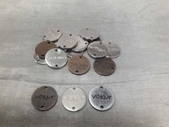 Imagen de chapita con logo - Medida 15 mm de diametro x 1000 unidades