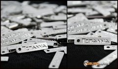 Imagen de chapita con logo - Medida 25 x 6 mm x 1000 unidades