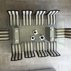 Mesa de comer con base de madera y tapa de vidrio 36