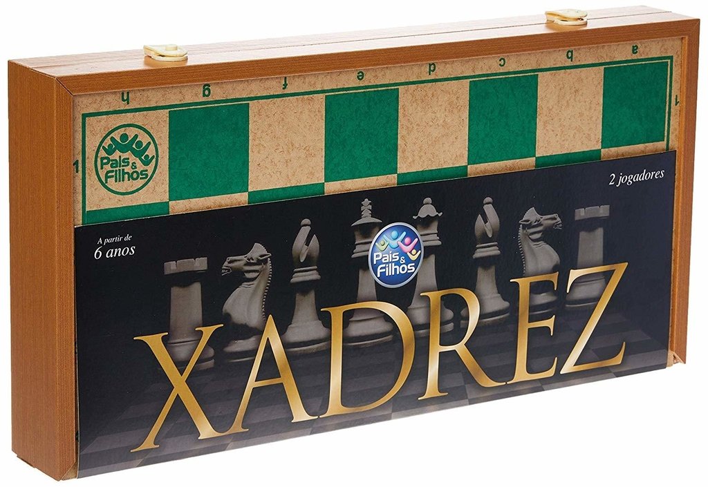 Caixa de presente fechada com jogo intelectual de xadrez e esporte isolado  no fundo branco fechamento