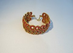 Bracelete em capim dourado e fios rosa na internet