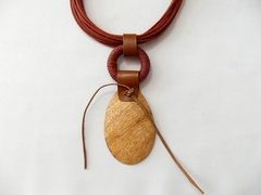 Colar com fio indiano e adorno de madeira - comprar online