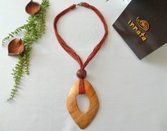 Colar com fio indiano e adorno de madeira