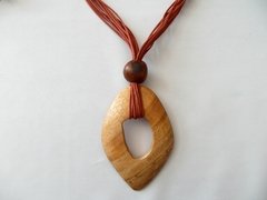 Colar com fio indiano e adorno de madeira - comprar online