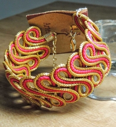 Bracelete em capim dourado e fios rosa